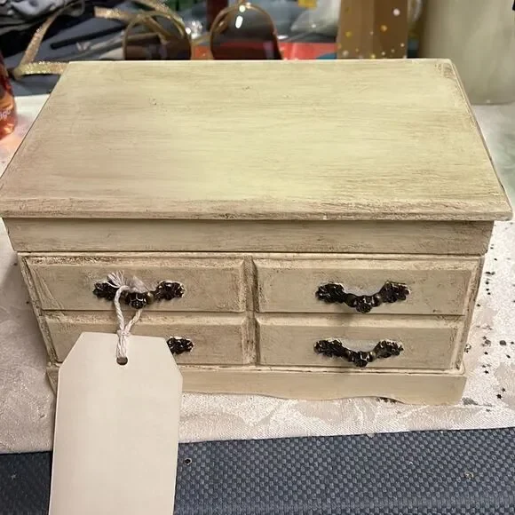 Antiqued Cream Butterfly Musical Box - Picture 4 of 4